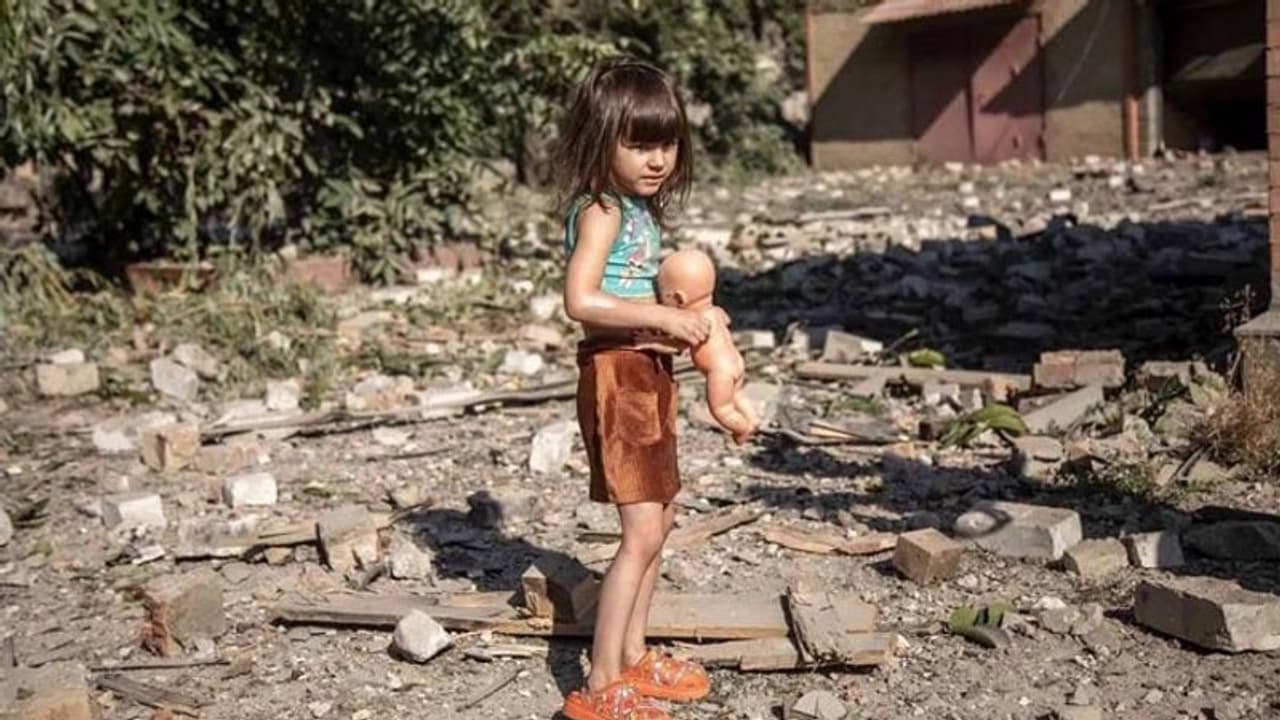 युद्ध में पिस रहे मासूम, कोई मलबे में दबा मिला, किसी के माता पिता मारे गए, जगह जगह दिख रहे रोते बिलखते बच्चे युद्ध में पिस रहे मासूम, कोई मलबे में दबा मिला, किसी के माता पिता मारे गए, जगह जगह दिख रहे रोते बिलखते बच्चे