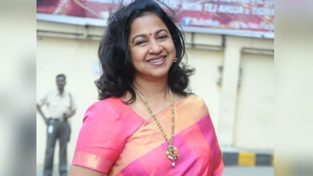 கையில் சிகரெட் உடன் ஸ்டைலாக போஸ் கொடுத்து சர்ச்சையில் சிக்கிய ராதிகா கையில் சிகரெட் உடன் ஸ்டைலாக போஸ் கொடுத்து சர்ச்சையில் சிக்கிய ராதிகா