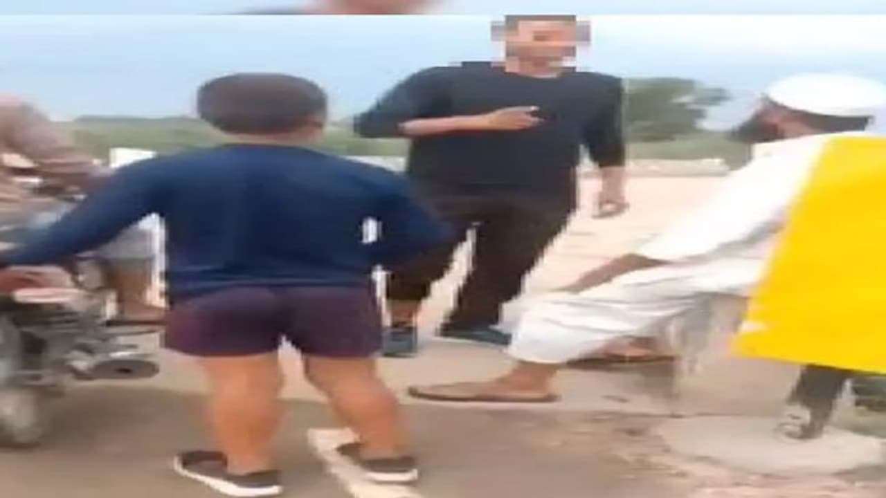 मथुरा: मुस्लिम युवकों को जबरन रोककर लगवाए गए भारत माता की जय के नारे, जमकर वायरल हुआ वीडियो मथुरा: मुस्लिम युवकों को जबरन रोककर लगवाए गए भारत माता की जय के नारे, जमकर वायरल हुआ वीडियो