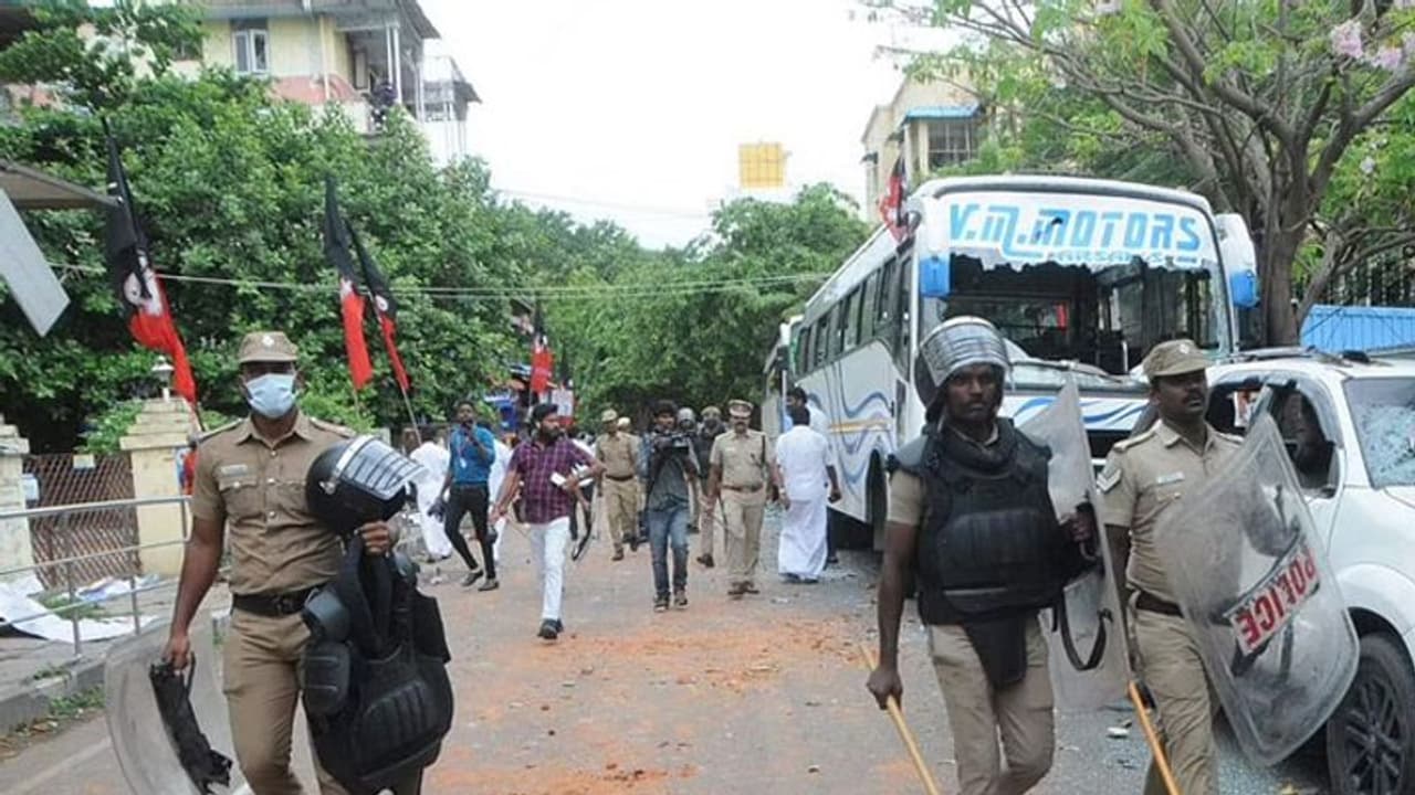 എഐഡിഎംകെ ആസ്ഥാനത്തെ അക്രമം: ഒപിഎസിനെ പ്രതിയാക്കണമെന്ന് എടപ്പാടി പക്ഷം എഐഡിഎംകെ ആസ്ഥാനത്തെ അക്രമം: ഒപിഎസിനെ പ്രതിയാക്കണമെന്ന് എടപ്പാടി പക്ഷം