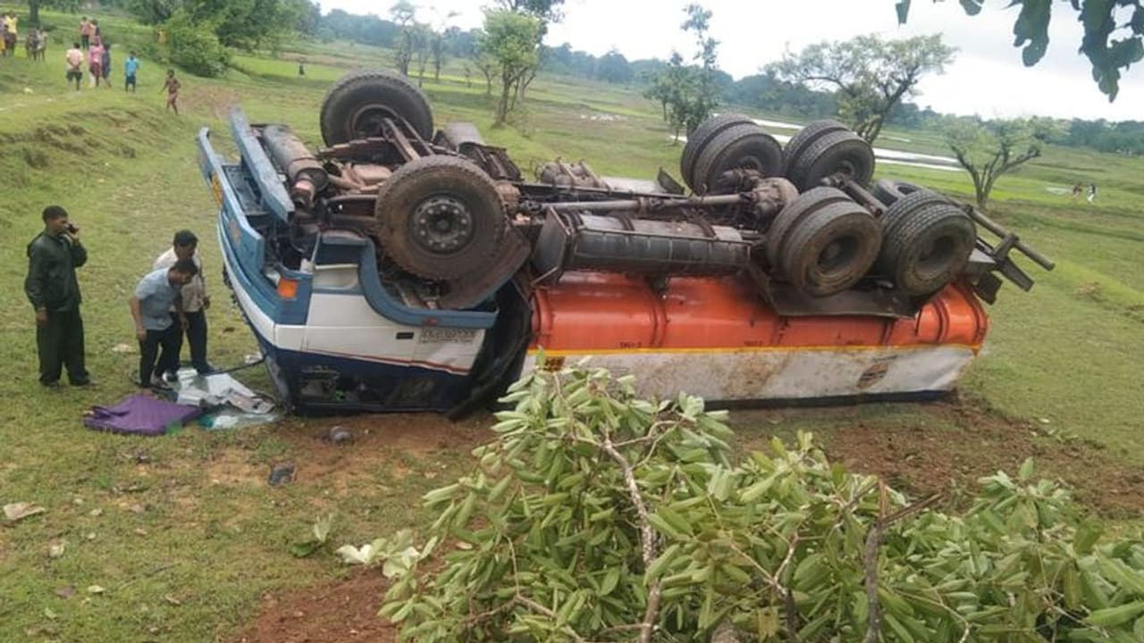 चाईबासा में दर्दनाक हादसा: चढ़ाई से अचानक फिसलने लगा पेट्रोल टैंकर, तीन बच्चों की रौंदा चाईबासा में दर्दनाक हादसा: चढ़ाई से अचानक फिसलने लगा पेट्रोल टैंकर, तीन बच्चों की रौंदा