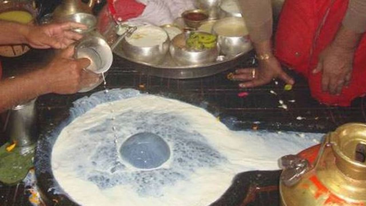 पीएम मोदी के दौरे से पहले बाबा बैद्यनाथ मंदिर में उमड़ा भक्तों का सैलाब, 3 लाख से ज्यादा लोगों ने किए दर्शन पीएम मोदी के दौरे से पहले बाबा बैद्यनाथ मंदिर में उमड़ा भक्तों का सैलाब, 3 लाख से ज्यादा लोगों ने किए दर्शन