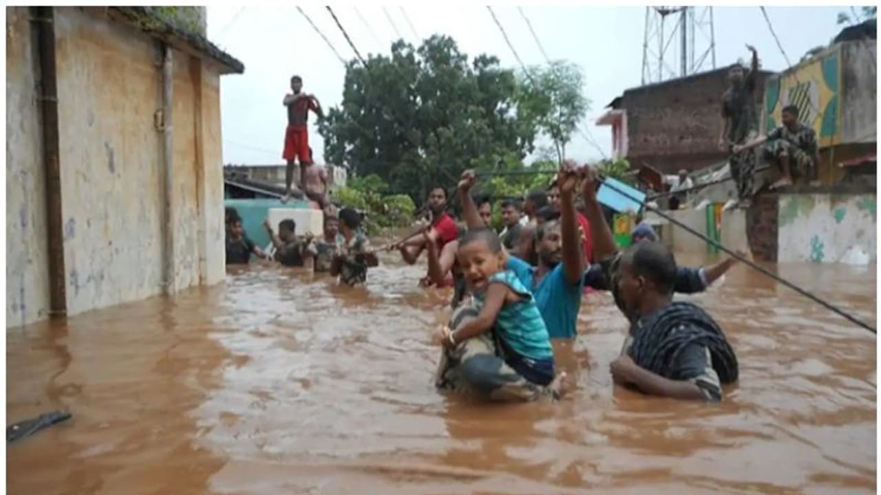  പ്രളയത്തിൽ മുങ്ങി തെക്കൻ ഗുജറാത്ത്, 24 മണിക്കൂറിനിടെ ഏഴ് മരണം; മഹാരാഷ്ട്രയിലും മഴക്കെടുതി