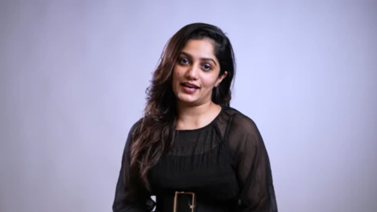 Arya : 'ബഡായി ബംഗ്ലാവിലെ പോലെ ഞാനൊരു പൊട്ടിയാണെന്ന് പലരും കരുതി', 'ബഡായി ടോക്കീസു'മായി ആര്യ Arya : 'ബഡായി ബംഗ്ലാവിലെ പോലെ ഞാനൊരു പൊട്ടിയാണെന്ന് പലരും കരുതി', 'ബഡായി ടോക്കീസു'മായി ആര്യ