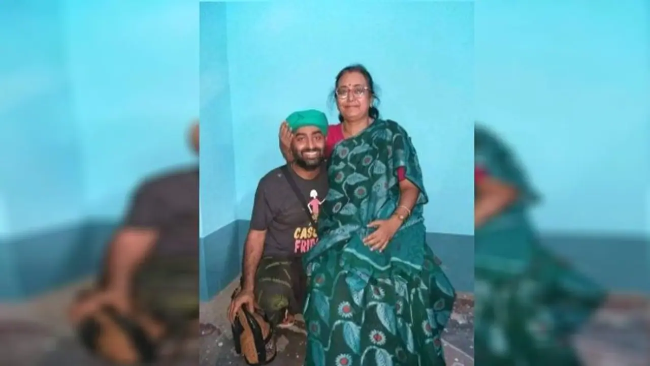 আচমকাই শৈশবের স্কুলে হাজির অরিজিৎ সিং, শিক্ষিকার পায়ের কাছে বসে শৈশবে ফিরে গেলেন গায়ক!