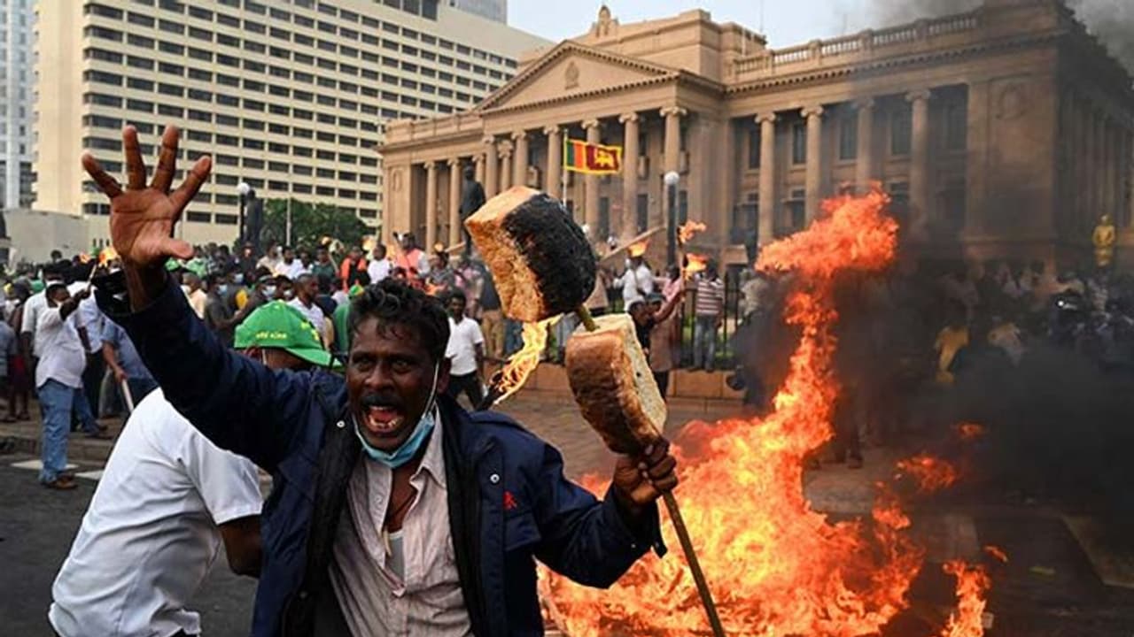 இலங்கையின் இடைக்கால அதிபரானார் ரணில் விக்ரமசிங்கே; பதட்டத்தில் கொழும்பு!!