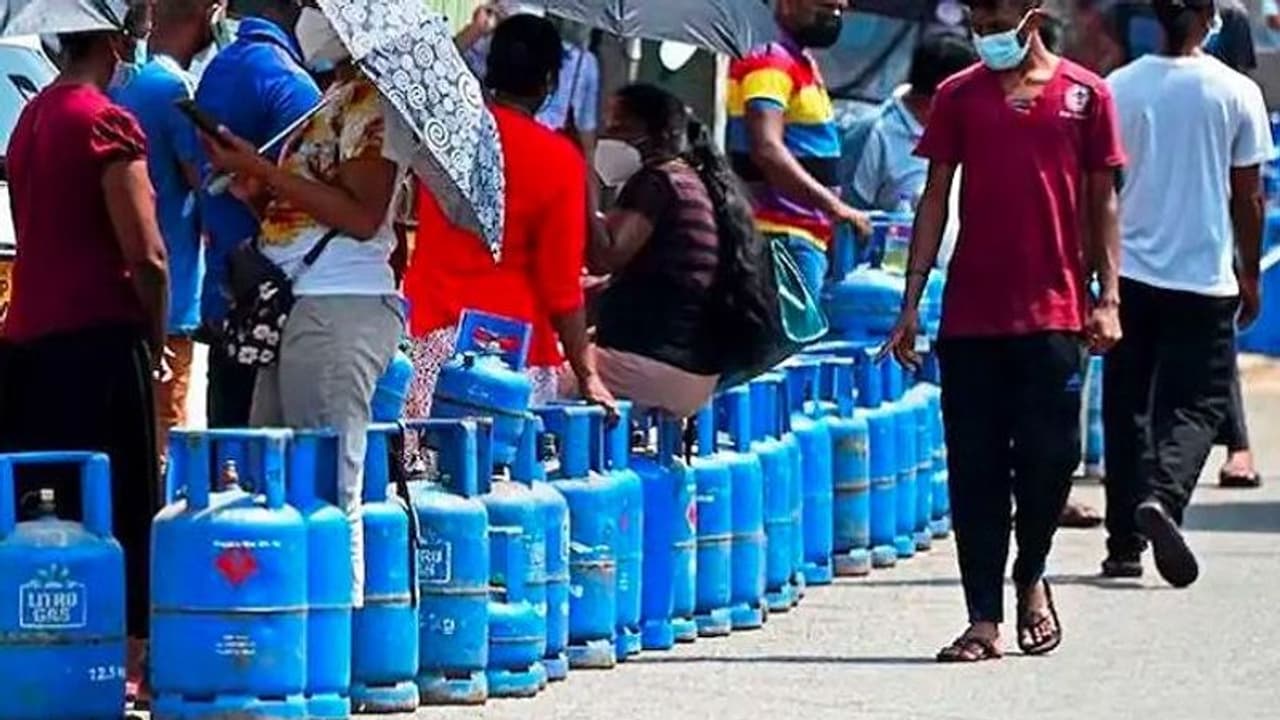 కిలో పిండి రూ.300, కప్పు టీ ధర రూ.100. 4 వేలకీ గ్యాస్.. శ్రీలంకలో సామాన్యుడిపై ధరల పిడుగు.. కిలో పిండి రూ.300, కప్పు టీ ధర రూ.100. 4 వేలకీ గ్యాస్.. శ్రీలంకలో సామాన్యుడిపై ధరల పిడుగు..