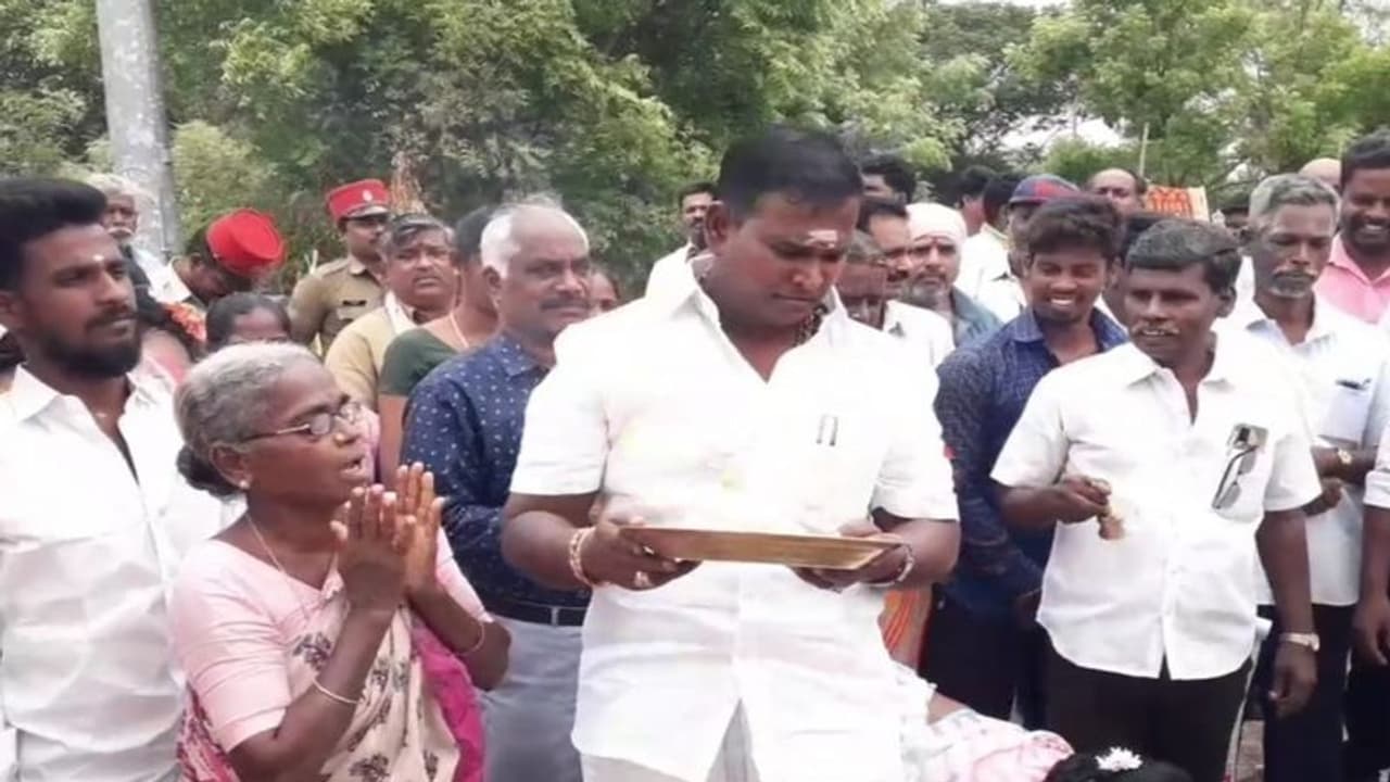  அடிப்படை வசதிகள செஞ்சி கொடுத்தா 100 தோப்புக்கரணம்… அமைச்சரையே வியக்க வைத்த மூதாட்டி!!