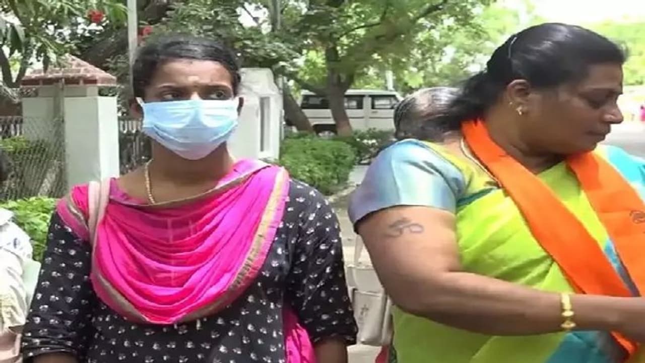 பாலியல் புகார் அளித்தும் நடவடிக்கை இல்லை… பாதிக்கப்பட்ட பெண் எஸ்.பி. அலுவலகத்தில் புகார்!! பாலியல் புகார் அளித்தும் நடவடிக்கை இல்லை… பாதிக்கப்பட்ட பெண் எஸ்.பி. அலுவலகத்தில் புகார்!!