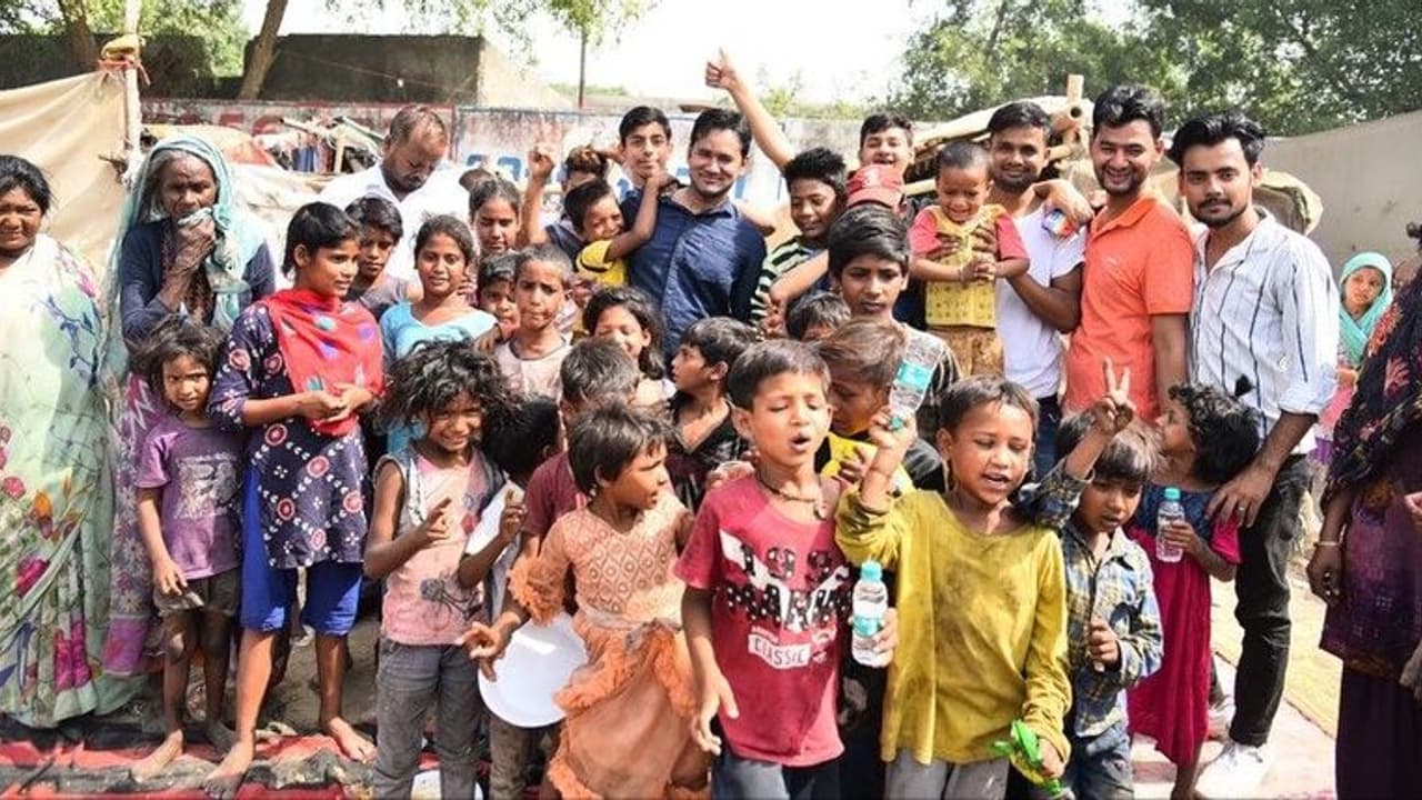 अनोखी पहल: काम ढूंढ़ने आ रहे प्रवासी मजदूरों को काम मिलने तक कराते हैं मुफ्त भोजन