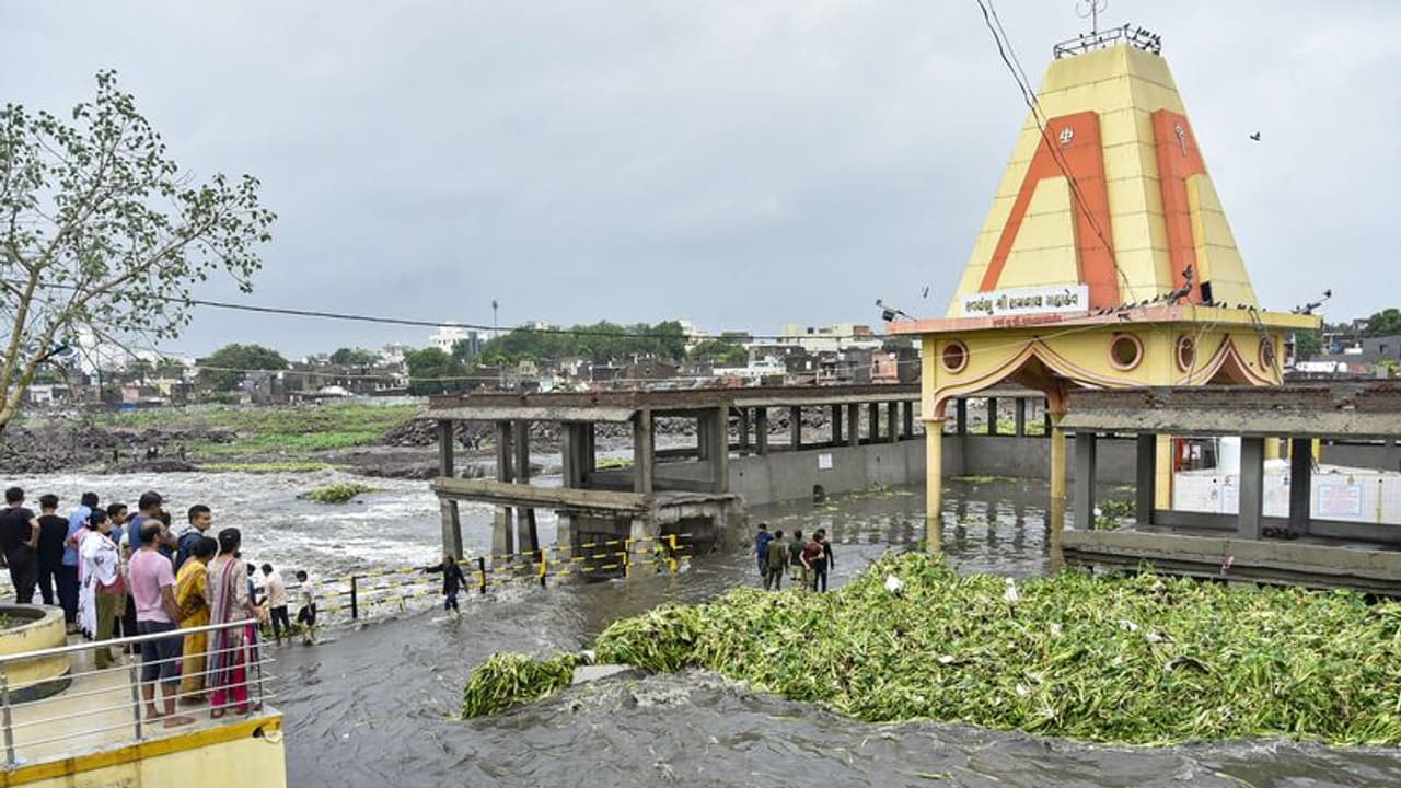 Monsoon Update: मप्र तेलंगान से लेकर कश्मीर तक जबर्दस्त मानसूनी बारिश, कई राज्यों में भारी बारिश का अलर्ट Monsoon Update: मप्र तेलंगान से लेकर कश्मीर तक जबर्दस्त मानसूनी बारिश, कई राज्यों में भारी बारिश का अलर्ट