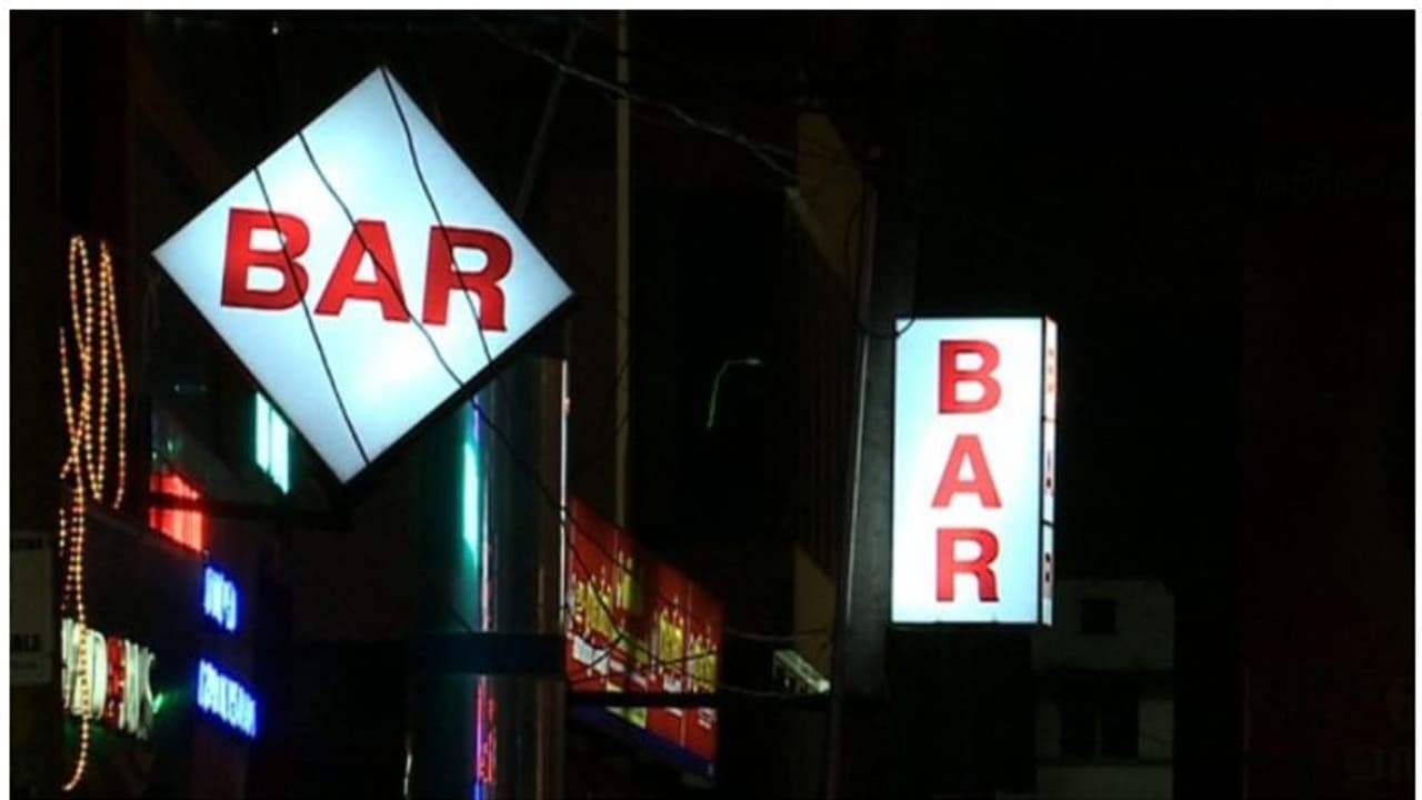 തൃശൂരില്‍ ബാറിലുണ്ടായ കത്തിക്കുത്തിൽ യുവാവ് കൊല്ലപ്പെട്ടു,ബാറുടമയ്ക്ക് പരിക്ക്; ക്വട്ടേഷൻ ജീവനക്കാർ നൽകിയത്?