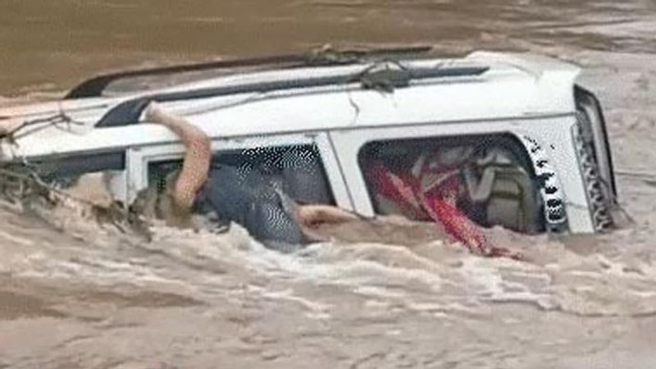 ಪ್ರವಾಹದ ಅಬ್ಬರಕ್ಕೆ ಜೀಪ್‌ ಸಮೇತ ನದಿಯಲ್ಲಿ ಕೊಚ್ಚಿ ಹೋದ ಕುಟುಂಬ, ಹೊರಬರಲು ಯತ್ನಿಸುತ್ತಿದ್ದ ದೃಶ್ಯ ಸೆರೆ!