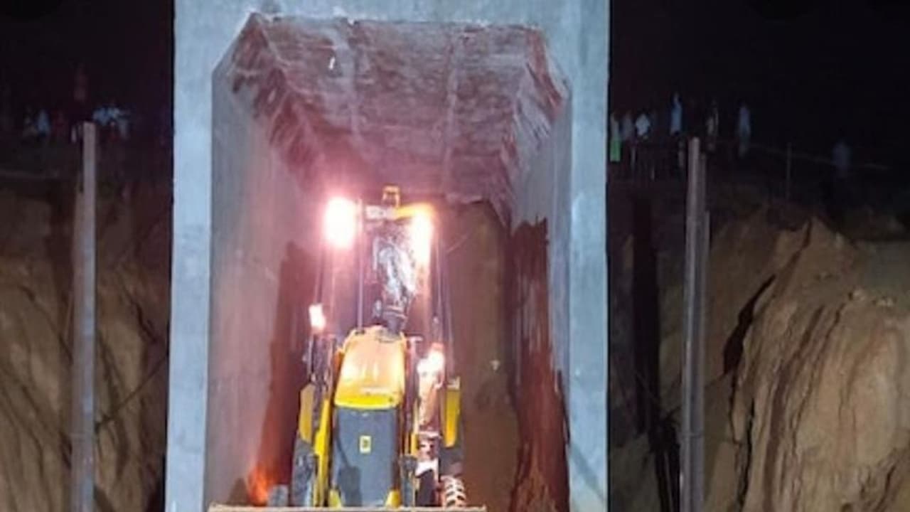 धनबाद में अंडरपास से गुजरी मालगाड़ी, हो गया बड़ा हादसा, बचाव के लिए जेसीबी ड्राइवर ने किया शर्मनाक काम