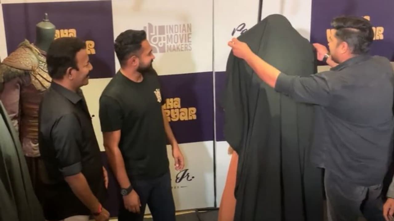 Mahaveeryar : പുതുമയുമായി മഹാവീര്യര് ടീം; കഥാപാത്രങ്ങളുടെ കോസ്റ്റ്യൂം റിവീലിംഗ് നടത്തി നിവിന്, ആസിഫ് Mahaveeryar : പുതുമയുമായി മഹാവീര്യര് ടീം; കഥാപാത്രങ്ങളുടെ കോസ്റ്റ്യൂം റിവീലിംഗ് നടത്തി നിവിന്, ആസിഫ്