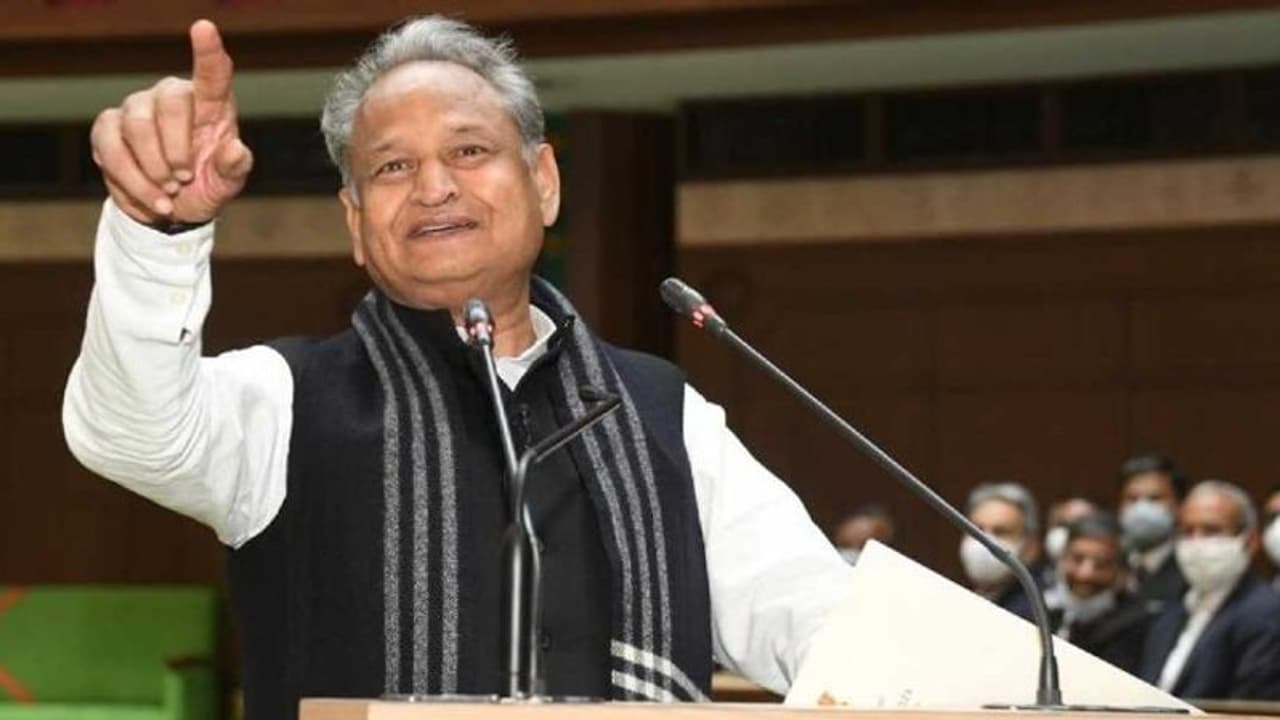 गुरुपूर्णिमा पर राजस्थान में गहलोत सरकार ने कर दी छप्परफाड़ धन वर्षा, लखपति हो जाएंगे अब ये लोग गुरुपूर्णिमा पर राजस्थान में गहलोत सरकार ने कर दी छप्परफाड़ धन वर्षा, लखपति हो जाएंगे अब ये लोग