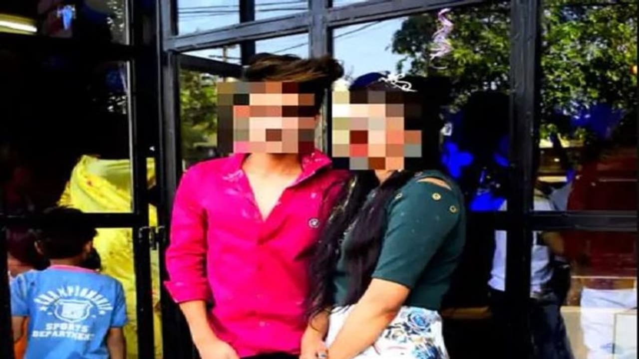 मुजफ्फरनगर: इंस्टाग्राम पर दोस्ती के बाद शादी की तैयारी, पीड़िता बोली अब तो घरवाले भी मुझे ही दोष देते हैं मुजफ्फरनगर: इंस्टाग्राम पर दोस्ती के बाद शादी की तैयारी, पीड़िता बोली अब तो घरवाले भी मुझे ही दोष देते हैं