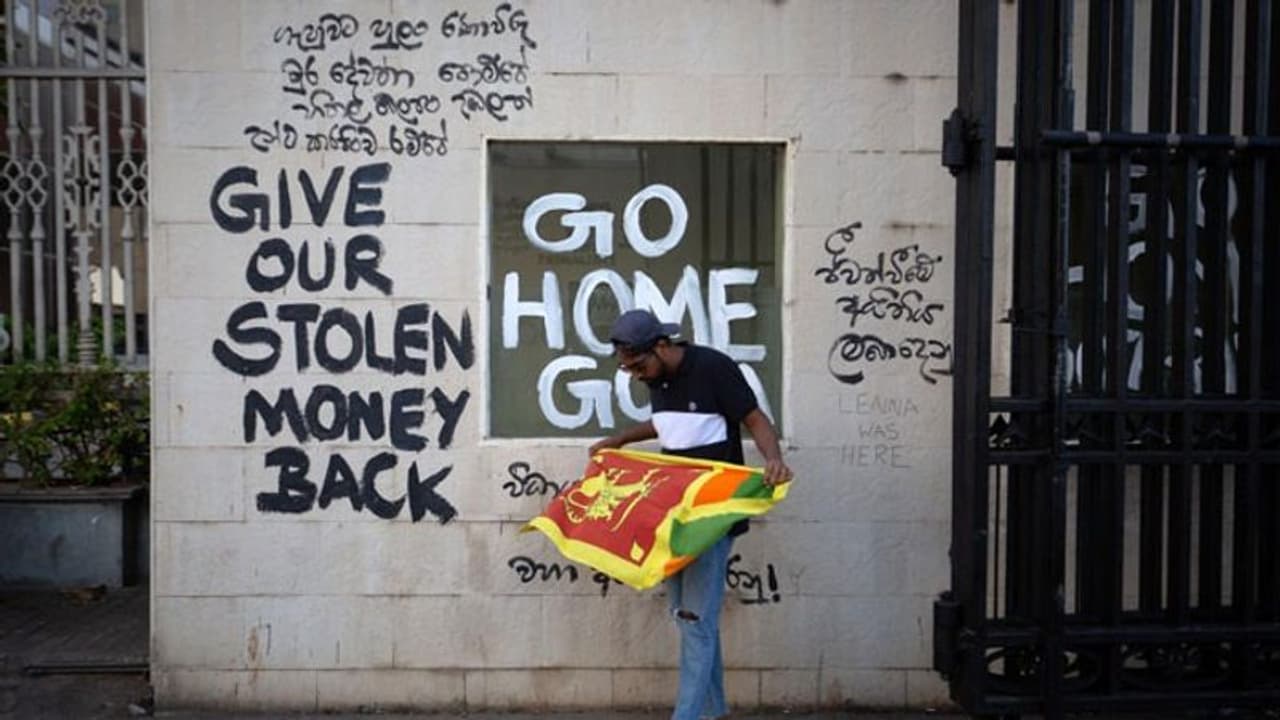 Srilanka Crisis: প্রেসিডেন্সিয়াল প্যালেসের পর প্রাইম মিনিস্টারের আবাসে গণবিক্ষোভ, জারি জরুরি অবস্থা