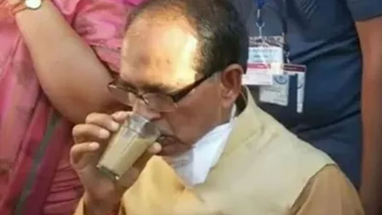 सीएम शिवराज सिंह चौहान को पिलाई ठंडी चाय, अधिकारी को मिला कारण बताओ नोटिस सीएम शिवराज सिंह चौहान को पिलाई ठंडी चाय, अधिकारी को मिला कारण बताओ नोटिस