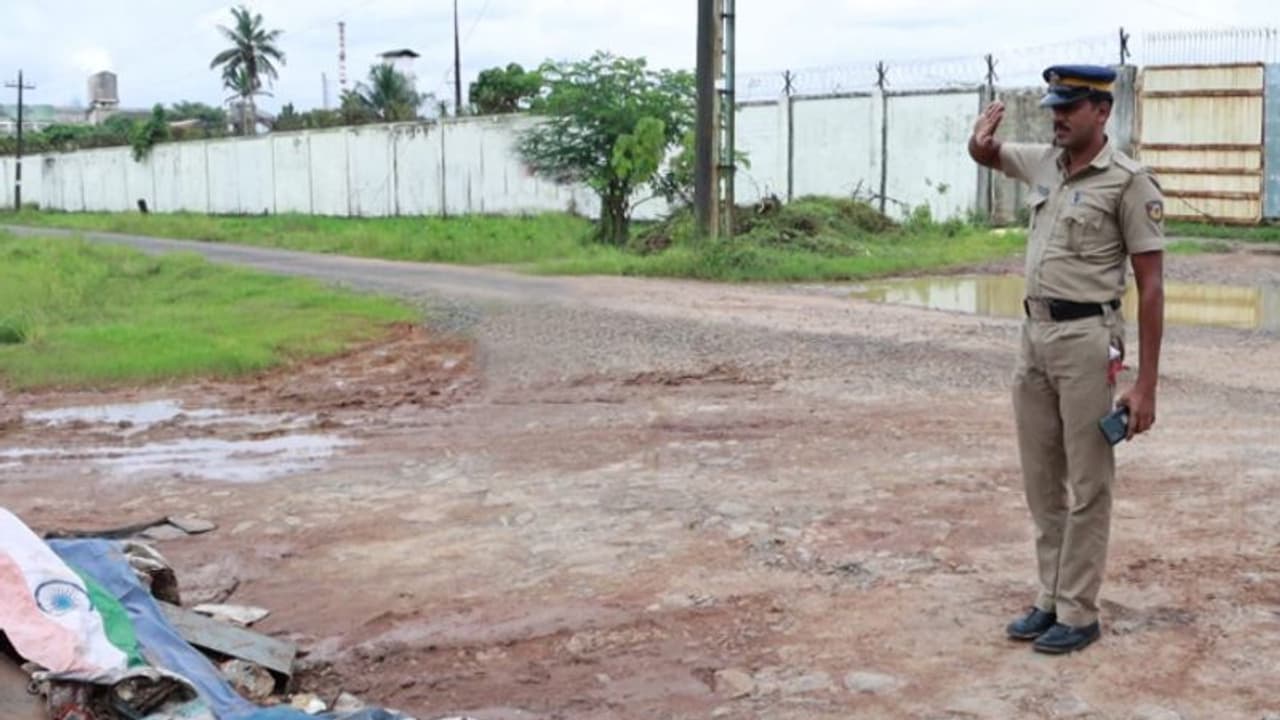 കൊച്ചിയില് മാലിന്യക്കൂമ്പാരത്തില് ദേശീയ പതാക; സല്യൂട്ട് നല്കി, മടക്കിയെടുത്ത് പൊലീസുകാരന് കൊച്ചിയില് മാലിന്യക്കൂമ്പാരത്തില് ദേശീയ പതാക; സല്യൂട്ട് നല്കി, മടക്കിയെടുത്ത് പൊലീസുകാരന്