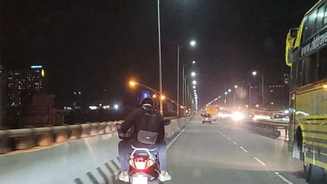 बेंगलुरु में चलती स्कूटी की पिछली सीट पर देर रात शख्स कर रहा था कुछ ऐसा.. सोशल मीडिया पर खूब सुना रहे यूजर्स बेंगलुरु में चलती स्कूटी की पिछली सीट पर देर रात शख्स कर रहा था कुछ ऐसा.. सोशल मीडिया पर खूब सुना रहे यूजर्स