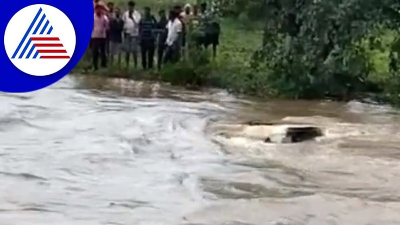 ಪ್ರವಾಹದಲ್ಲಿ ಕೊಚ್ಚಿ ಹೋದ ಕಾರು: ಮೂವರ ಶವಪತ್ತೆ ಮೂವರು ನಾಪತ್ತೆ