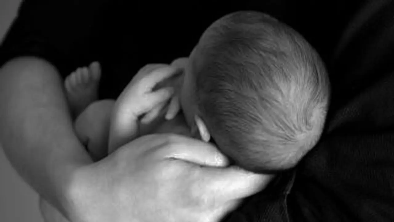 5 दिन के नवजात को 2 लाख रु. में बेचने वाली थी एक मां, थोड़ा अजीब है सौदा करने की वजह