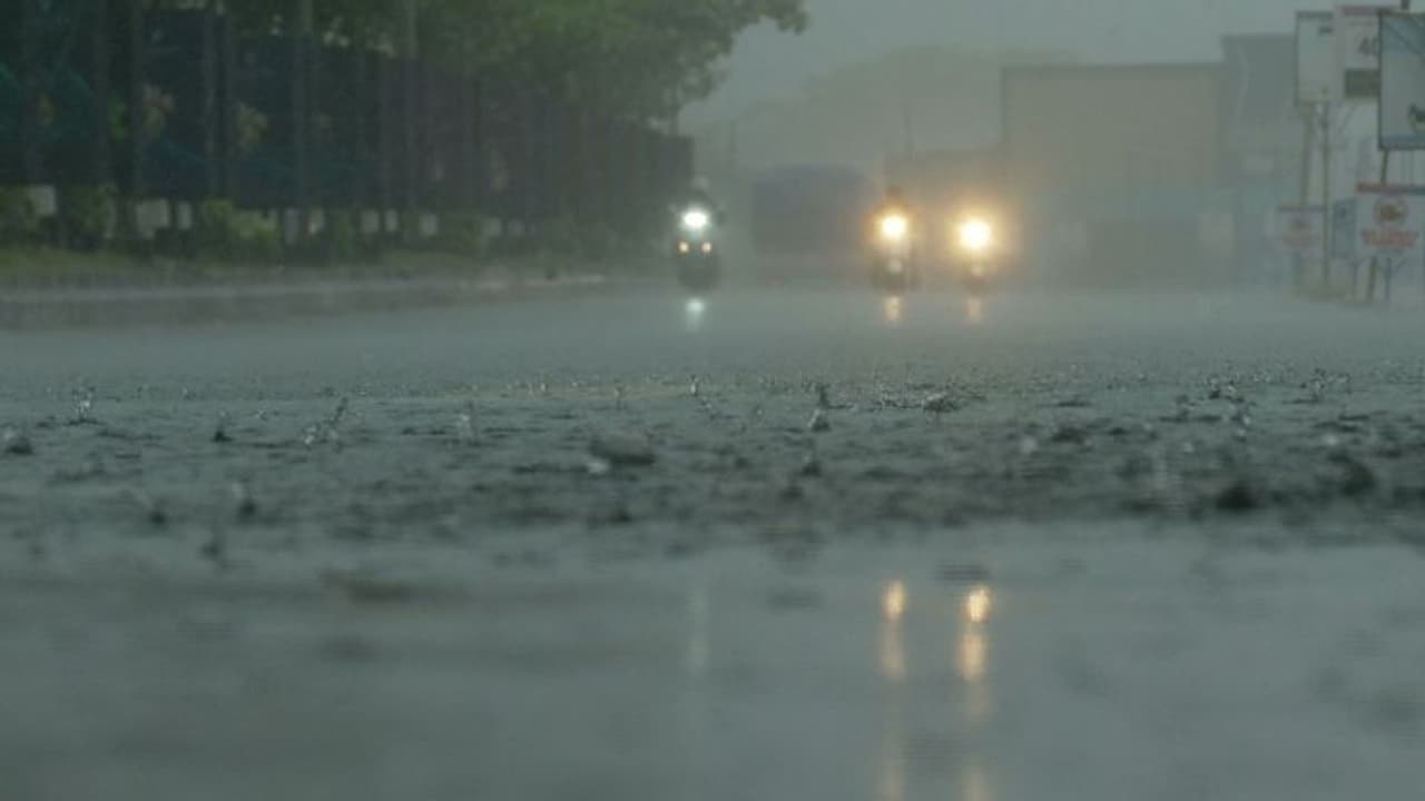 ശക്തമായ മഴയ്ക്ക് സാധ്യത; സംസ്ഥാനത്ത് 9 ജില്ലകളിൽ ഓറഞ്ച് അലർട്ട്, നാലിടത്ത് യെല്ലോ അലർട്ട്
