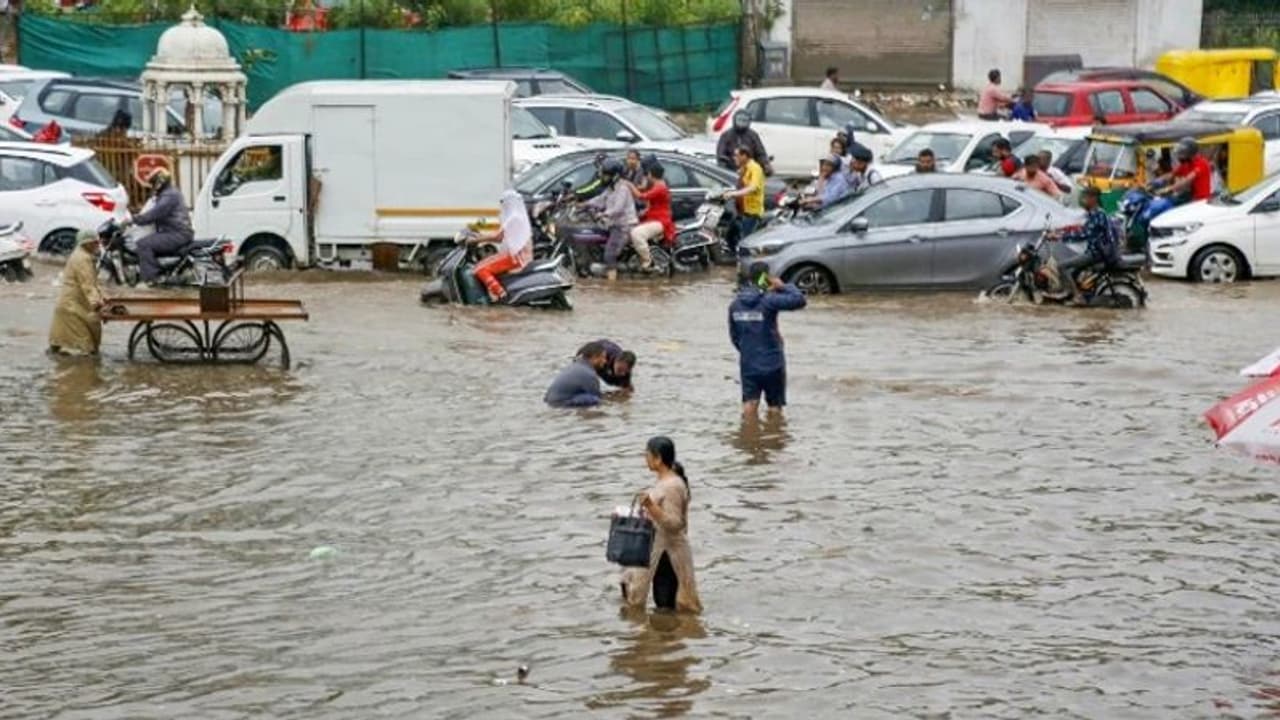 गुजरात में भारी बारिश से मचा हाहाकार: 14 लोगों की मौत, हजारों लोगों ने छोड़ा अपना घर... गुजरात में भारी बारिश से मचा हाहाकार: 14 लोगों की मौत, हजारों लोगों ने छोड़ा अपना घर...