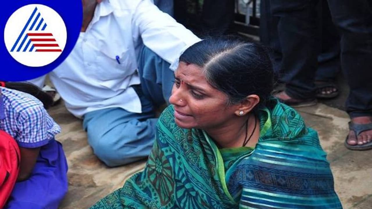 ಜಮೀನು ಸ್ವಾಧೀನಕ್ಕೆ ಪೊಲೀಸರು, ಶಾಸಕರ ಬೆಂಬಲಿಗರ ಅಡ್ಡಿ: ಡಿಸಿ ಕಚೇರಿ ಮುಂದೆ ಕಣ್ಣೀರಿಟ್ಟ ಮಹಿಳೆ ಜಮೀನು ಸ್ವಾಧೀನಕ್ಕೆ ಪೊಲೀಸರು, ಶಾಸಕರ ಬೆಂಬಲಿಗರ ಅಡ್ಡಿ: ಡಿಸಿ ಕಚೇರಿ ಮುಂದೆ ಕಣ್ಣೀರಿಟ್ಟ ಮಹಿಳೆ