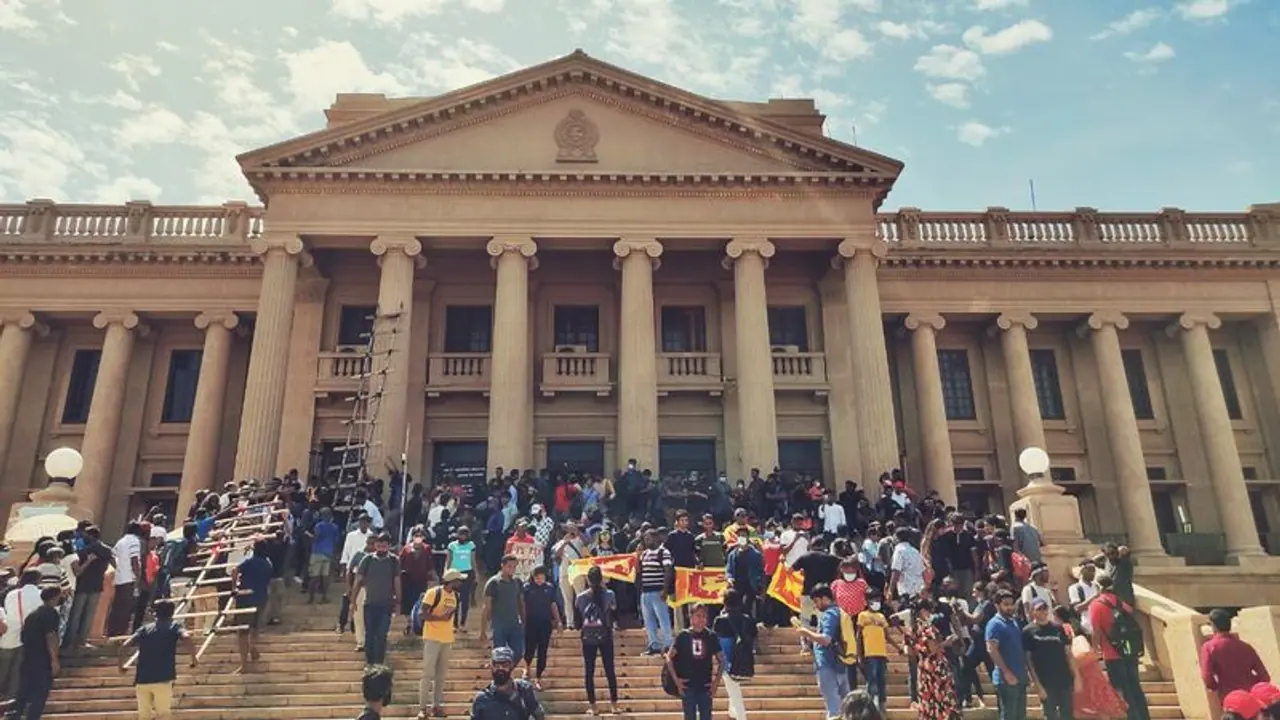 Sri Lanka Crisis: ಗೋಟಬಯ ರಾಜಪಕ್ಸ ರಾಜೀನಾಮೆ ನೀಡದಿದ್ದರೆ ಸಂಸತ್ತು ವಶಕ್ಕೆ; ಪ್ರತಿಟಭನಾಕಾರರ ಬೆದರಿಕೆ