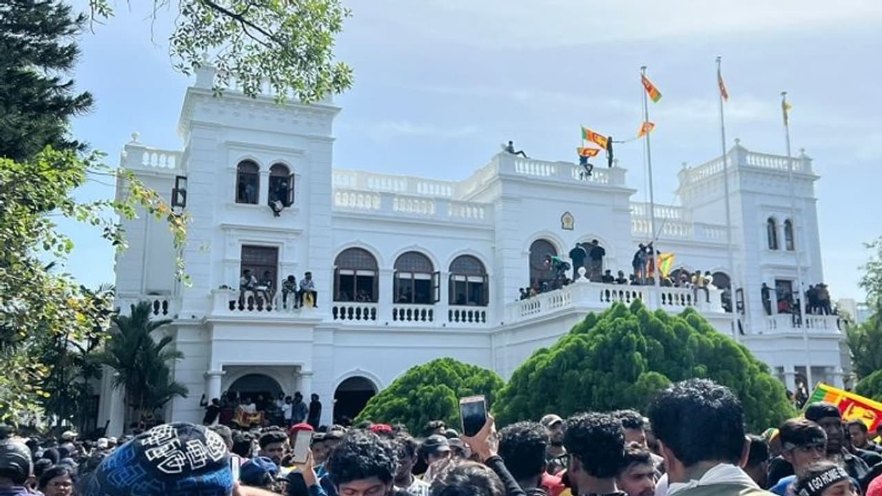 sri lanka crisis: கொழும்பில் தொடரும் பதற்றம்.. வேறு வழியில்லாமல் மீண்டும் ஊரடங்கு அமல் sri lanka crisis: கொழும்பில் தொடரும் பதற்றம்.. வேறு வழியில்லாமல் மீண்டும் ஊரடங்கு அமல்