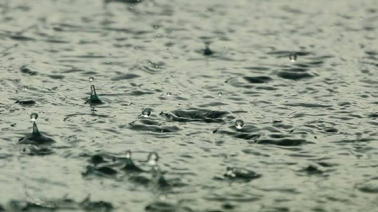 മഴ പെയ്യുന്നില്ല, മരിച്ചവരുടെ കുഴിമാടം തുറന്ന് വായയിലേക്ക് വെള്ളം പമ്പ് ചെയ്ത് നാട്ടുകാർ മഴ പെയ്യുന്നില്ല, മരിച്ചവരുടെ കുഴിമാടം തുറന്ന് വായയിലേക്ക് വെള്ളം പമ്പ് ചെയ്ത് നാട്ടുകാർ