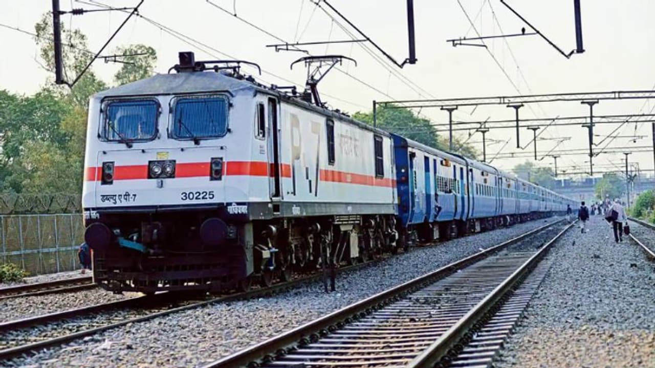 मुंबई में 8 नई एसी ट्रेनों को चलाएगा पश्चिमी रेलवे, आसान हो जाएगी यात्रा मुंबई में 8 नई एसी ट्रेनों को चलाएगा पश्चिमी रेलवे, आसान हो जाएगी यात्रा