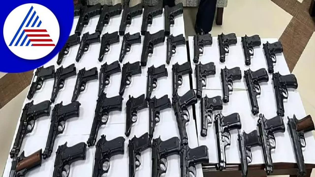 ದೆಹಲಿ ಏರ್‌ಪೋರ್ಟ್‌ನಲ್ಲಿ ದಂಪತಿಯ ಬಂಧನ : 45 ಹ್ಯಾಂಡ್‌ ಗನ್‌ ಜಪ್ತಿ