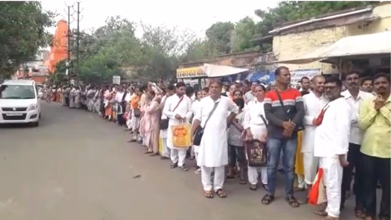 गुरु पूर्णिमा पर जोधपुर सेंट्रल जेल पहुंचे आसाराम के भक्तःकोई जेल की दीवार लगाया टीका किसी ने सड़क पर जलाए दीप गुरु पूर्णिमा पर जोधपुर सेंट्रल जेल पहुंचे आसाराम के भक्तःकोई जेल की दीवार लगाया टीका किसी ने सड़क पर जलाए दीप