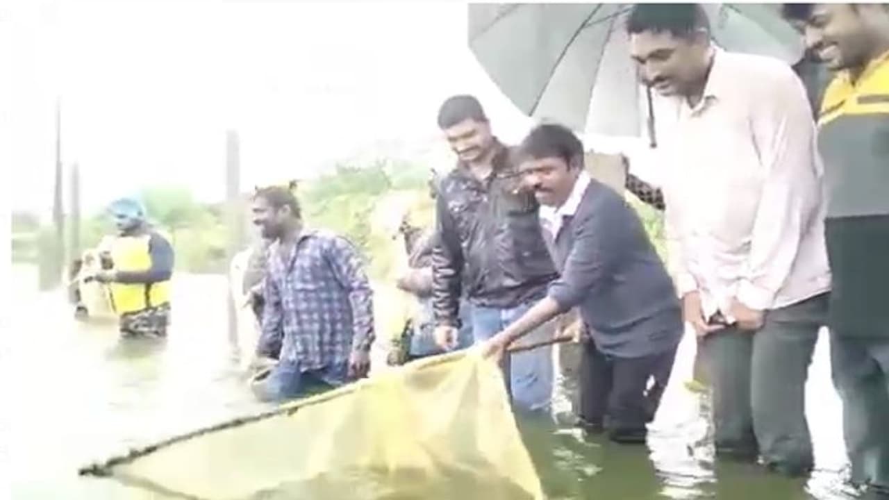 జోరున వర్షం.. మత్య్సకారులతో కలిసి చేపలు పట్టిన ఎమ్మెల్యే రసమయి బాలకిషన్ (వీడియో) జోరున వర్షం.. మత్య్సకారులతో కలిసి చేపలు పట్టిన ఎమ్మెల్యే రసమయి బాలకిషన్ (వీడియో)