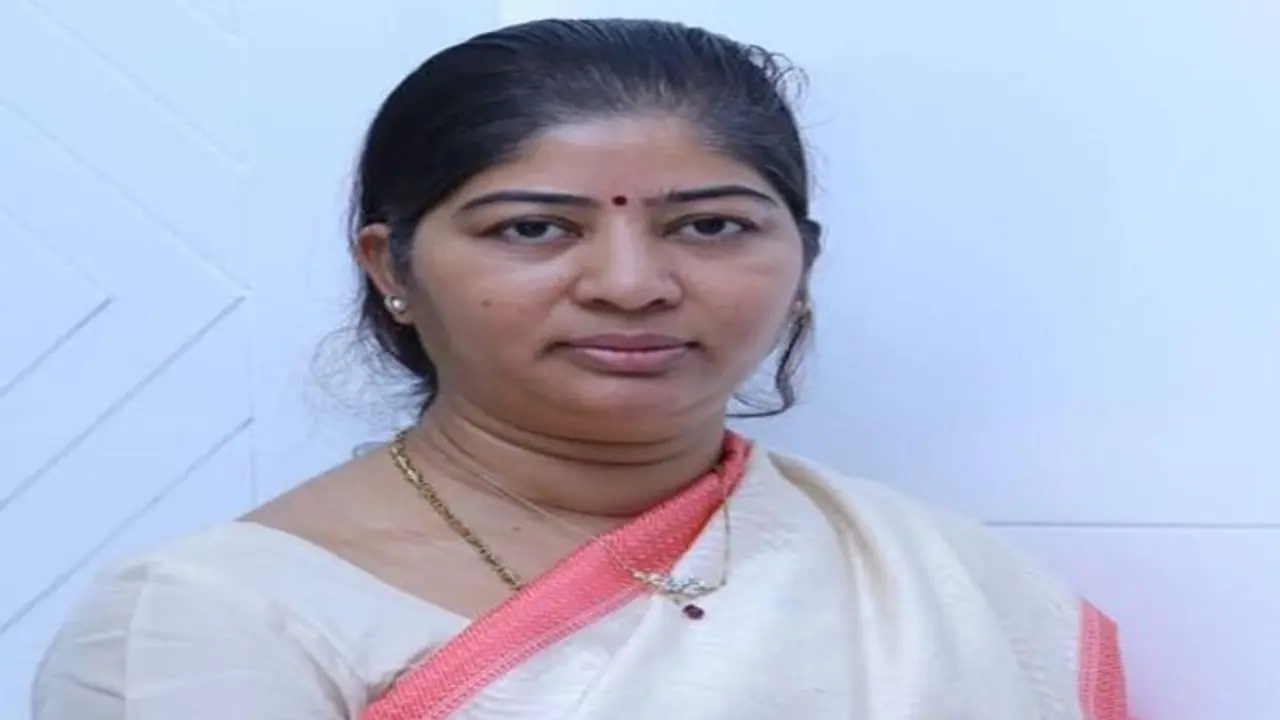 వికారాబాద్ జెడ్పీ చైర్ పర్సన్ సునీతా మహేందర్ రెడ్డి కారుపై దాడి.. తీవ్ర ఉద్రిక్తత.. వికారాబాద్ జెడ్పీ చైర్ పర్సన్ సునీతా మహేందర్ రెడ్డి కారుపై దాడి.. తీవ్ర ఉద్రిక్తత..