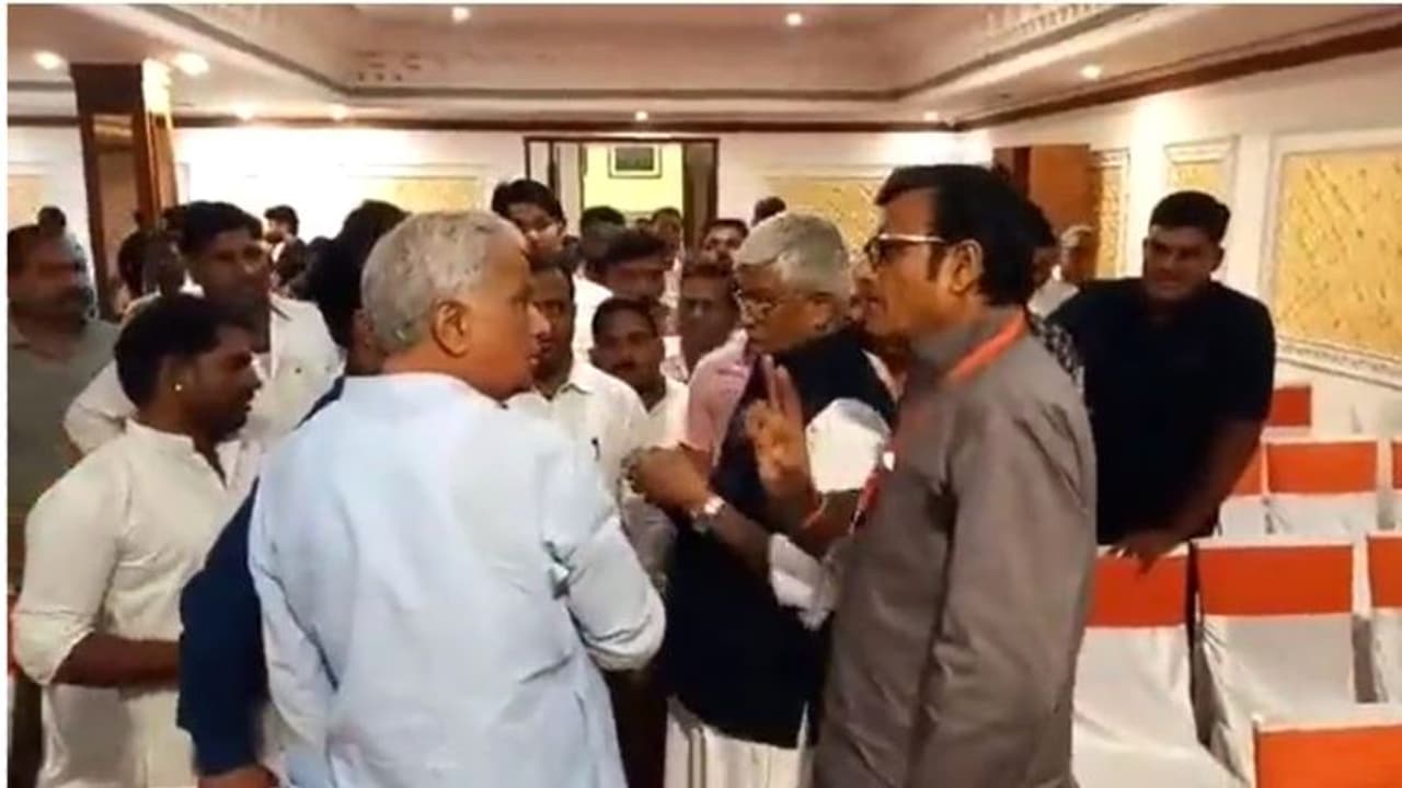 द्रौपदी मुर्मू के कार्यक्रम में राजस्थान के BJP नेता किरोड़ी लाल मीणा और राजेंद्र राठौड़ में तीखी बहस Video द्रौपदी मुर्मू के कार्यक्रम में राजस्थान के BJP नेता किरोड़ी लाल मीणा और राजेंद्र राठौड़ में तीखी बहस Video