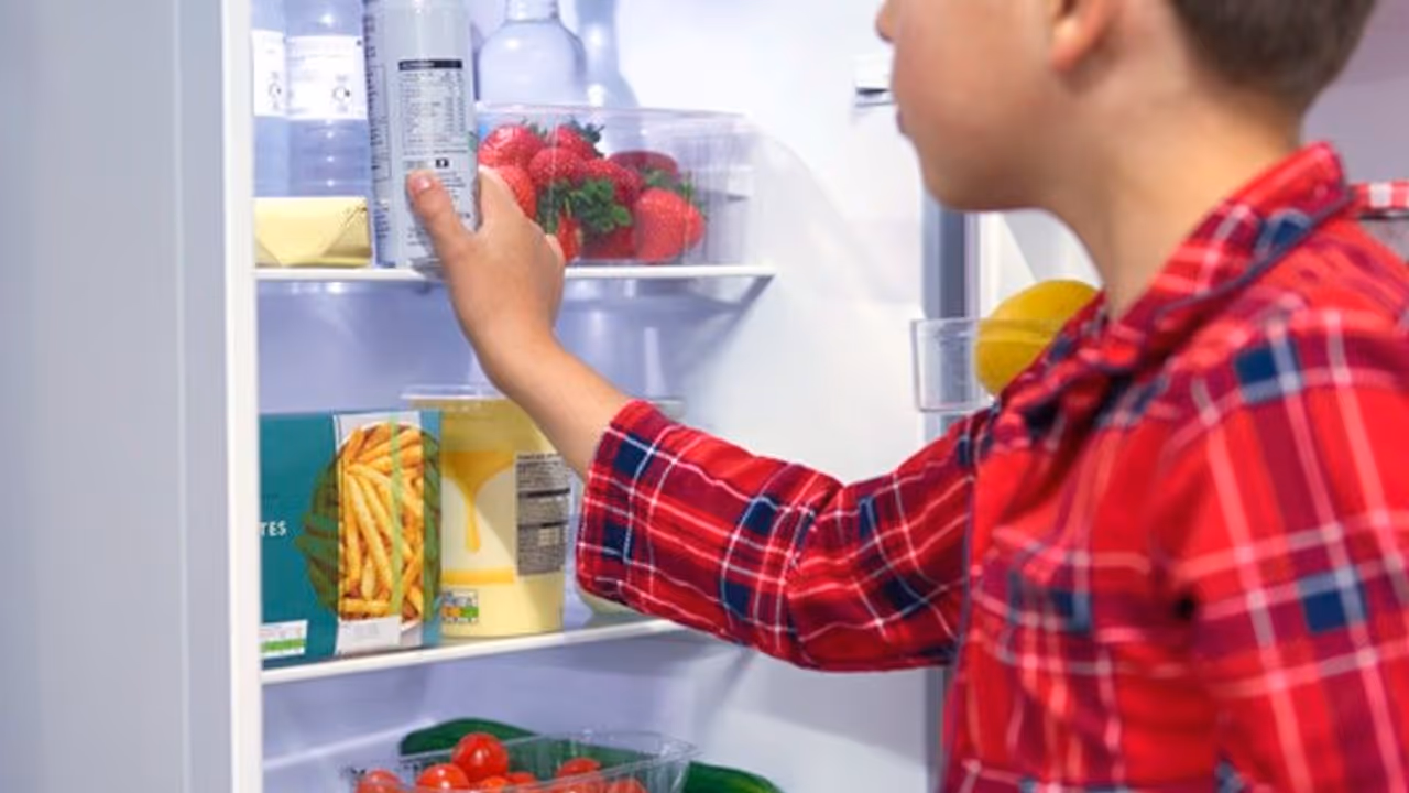 ആളില്ലാത്തപ്പോള് ഫ്രിഡ്ജില്നിന്ന് പഴങ്ങള് എടുത്തതിന് ദേഹമാകെ കത്തികൊണ്ട് വരഞ്ഞ 10 വയസ്സുകാരന് മരിച്ചു ആളില്ലാത്തപ്പോള് ഫ്രിഡ്ജില്നിന്ന് പഴങ്ങള് എടുത്തതിന് ദേഹമാകെ കത്തികൊണ്ട് വരഞ്ഞ 10 വയസ്സുകാരന് മരിച്ചു