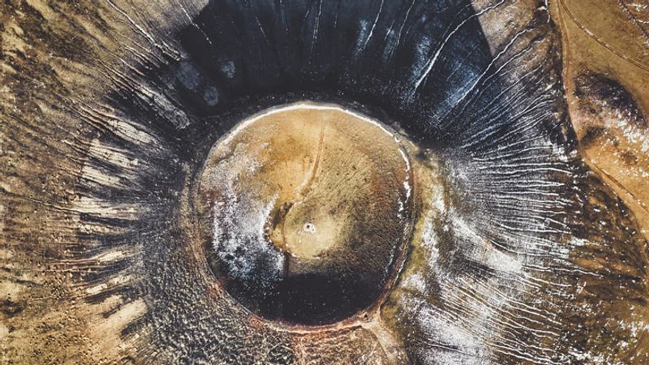 സെല്ഫി എടുക്കുന്നതിനിടെ യുവാവ് അഗ്നിപര്വത ഗര്ത്തത്തിലേക്ക് വീണു! സെല്ഫി എടുക്കുന്നതിനിടെ യുവാവ് അഗ്നിപര്വത ഗര്ത്തത്തിലേക്ക് വീണു!