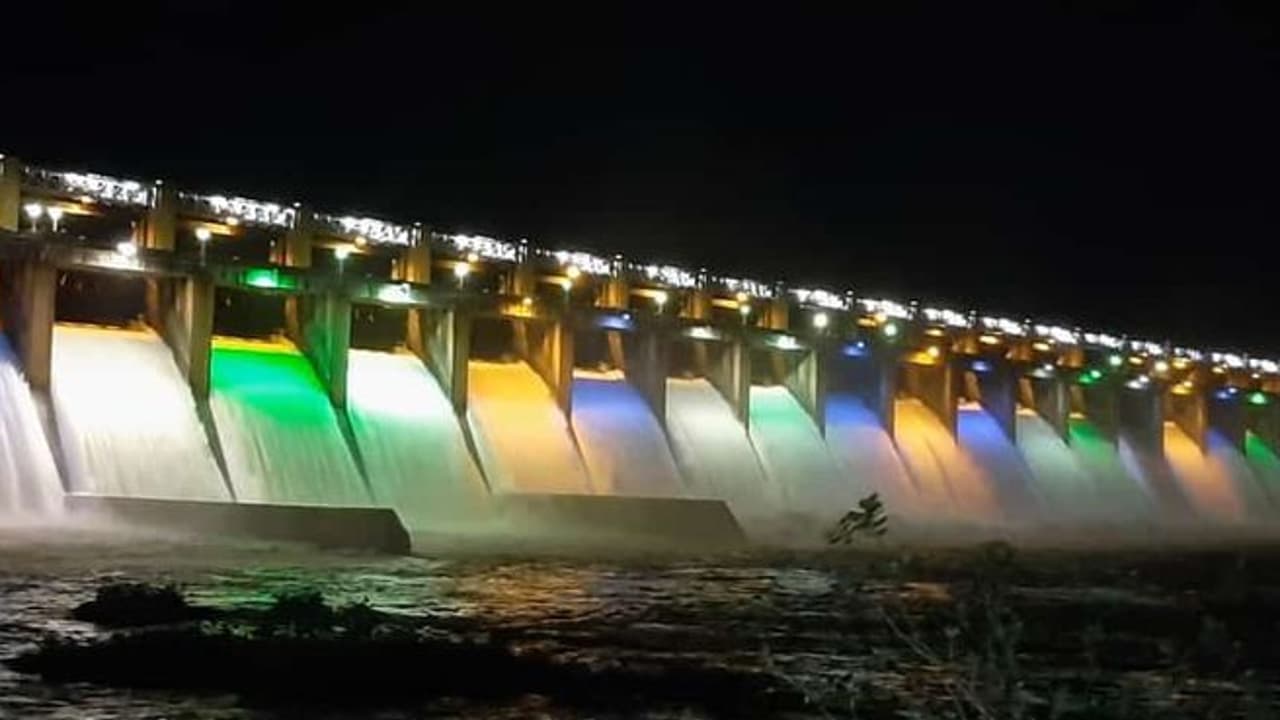 ಭೋರ್ಗರೆಯುತ್ತಿದೆ ತುಂಗಭದ್ರಾ ಜಲಾಶಯ, ನೋಡ ನೋಡ ನೀರು ಎಷ್ಟು ಚಂದ ಅಲಾ...