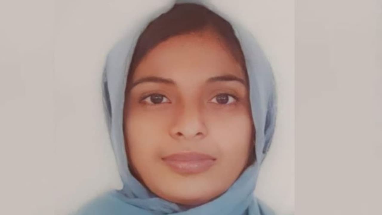 സ്കൂളിന് മുന്നിലെ ബസ് സ്റ്റോപ്പിൽ പ്ലസ് ടു വിദ്യാർത്ഥിനി കുഴഞ്ഞുവീണ് മരിച്ചു