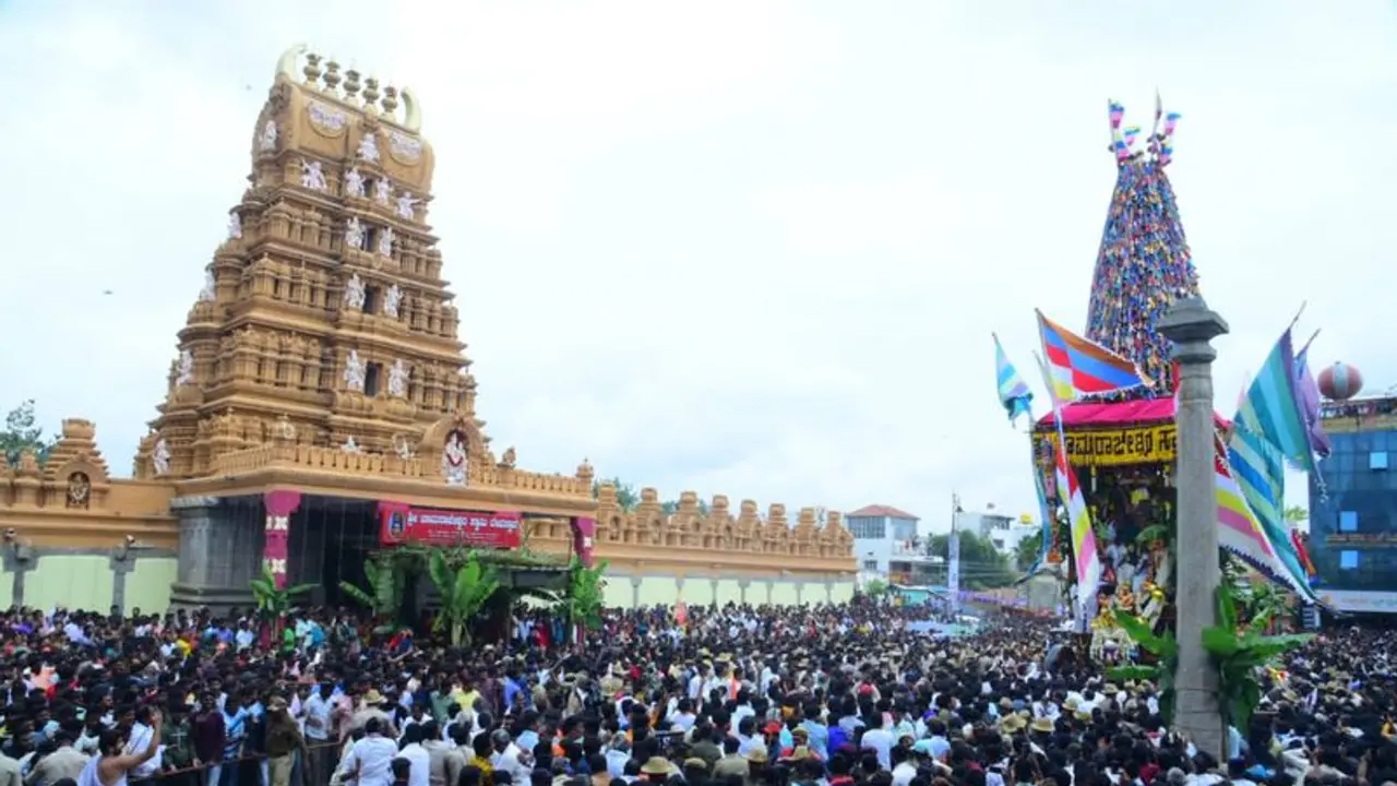 ವಿಜೃಂಭಣೆಯಿಂದ ಜರುಗಿದ ಚಾಮರಾಜೇಶ್ವರ ರಥೋತ್ಸವ, ಎಲ್ಲಿ ನೋಡಿದರಲ್ಲಿ ನವದಂಪತಿಗಳ ಕಲರವ ವಿಜೃಂಭಣೆಯಿಂದ ಜರುಗಿದ ಚಾಮರಾಜೇಶ್ವರ ರಥೋತ್ಸವ, ಎಲ್ಲಿ ನೋಡಿದರಲ್ಲಿ ನವದಂಪತಿಗಳ ಕಲರವ