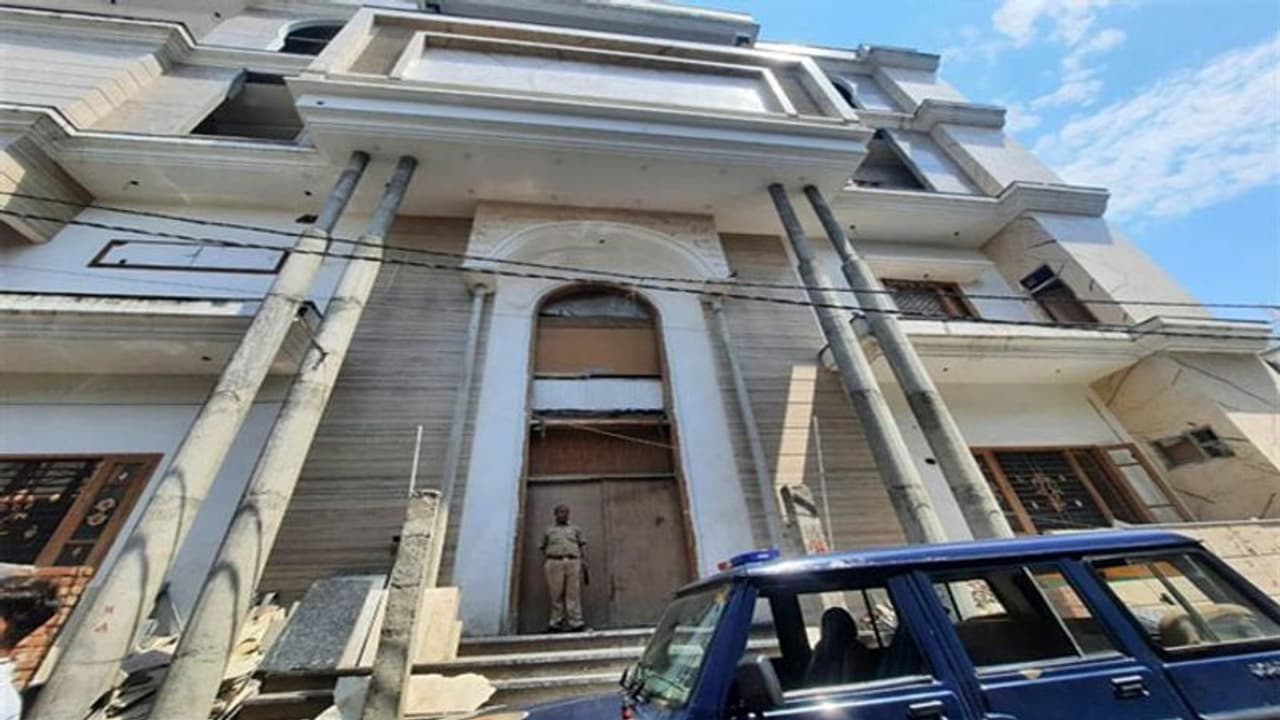 मेरठ: बसपा सरकार में मंत्री रहे याकूब कुरैशी की 100 करोड़ की संपत्ति हुई कुर्क, जानिए क्या है पूरा मामला मेरठ: बसपा सरकार में मंत्री रहे याकूब कुरैशी की 100 करोड़ की संपत्ति हुई कुर्क, जानिए क्या है पूरा मामला