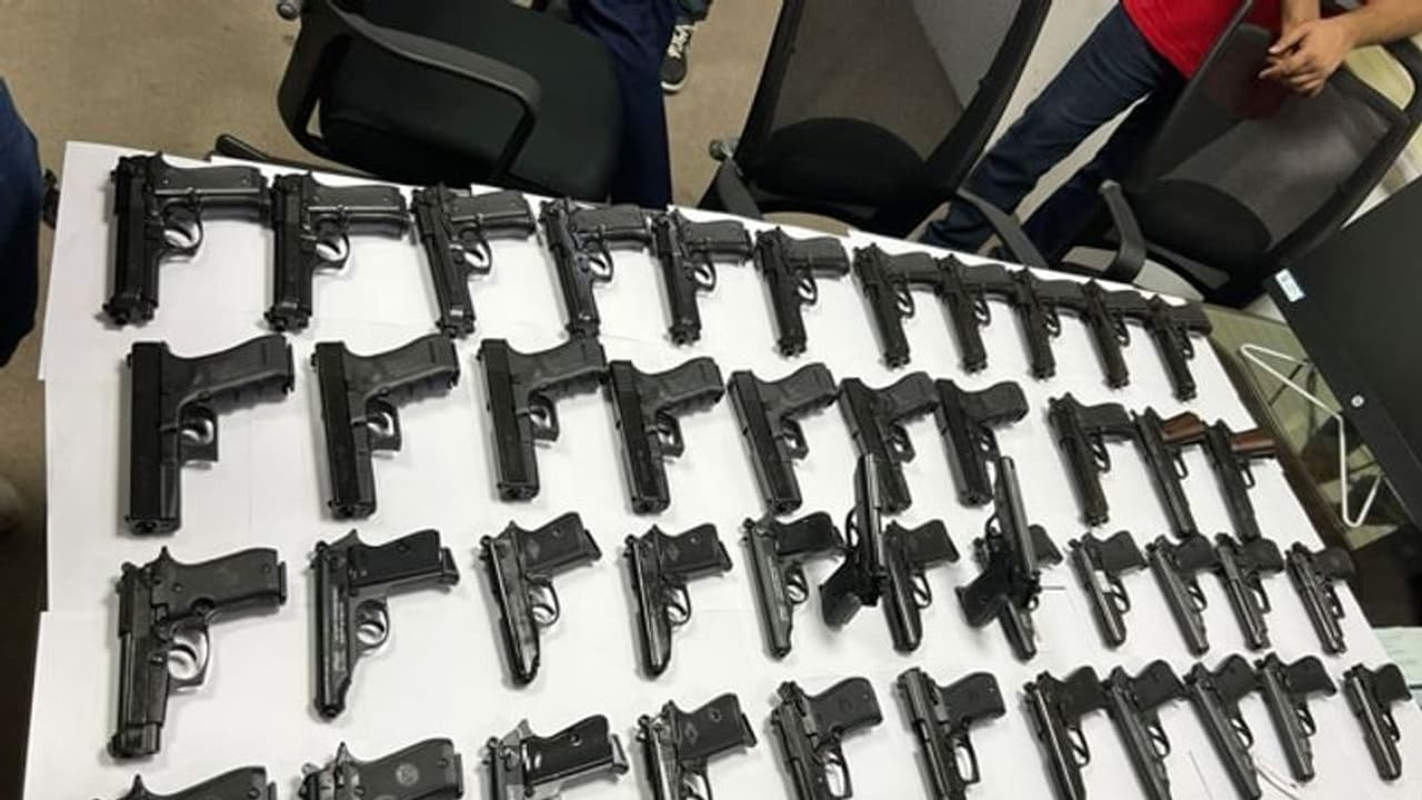 45 அதி நவீன கைத்துப்பாக்கிகளுடன் சிக்கிய கணவன் மனைவி.. டெல்லி விமான நிலையத்தில் பயங்கர சம்பவம். 