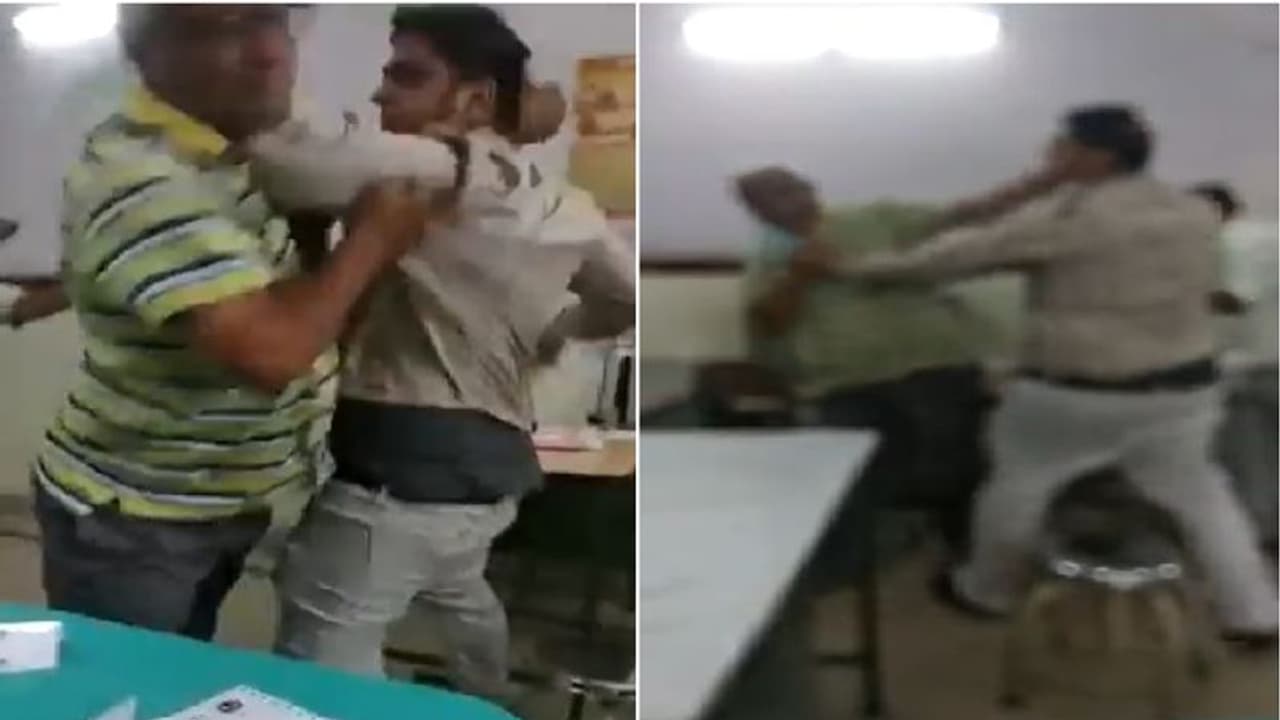 35 साल के डॉक्टर ने 55 साल के सीनियर को जड़ दिए मुक्के, सीनियर ने भी दिया जवाब, वीडियो हुआ वायरल 35 साल के डॉक्टर ने 55 साल के सीनियर को जड़ दिए मुक्के, सीनियर ने भी दिया जवाब, वीडियो हुआ वायरल