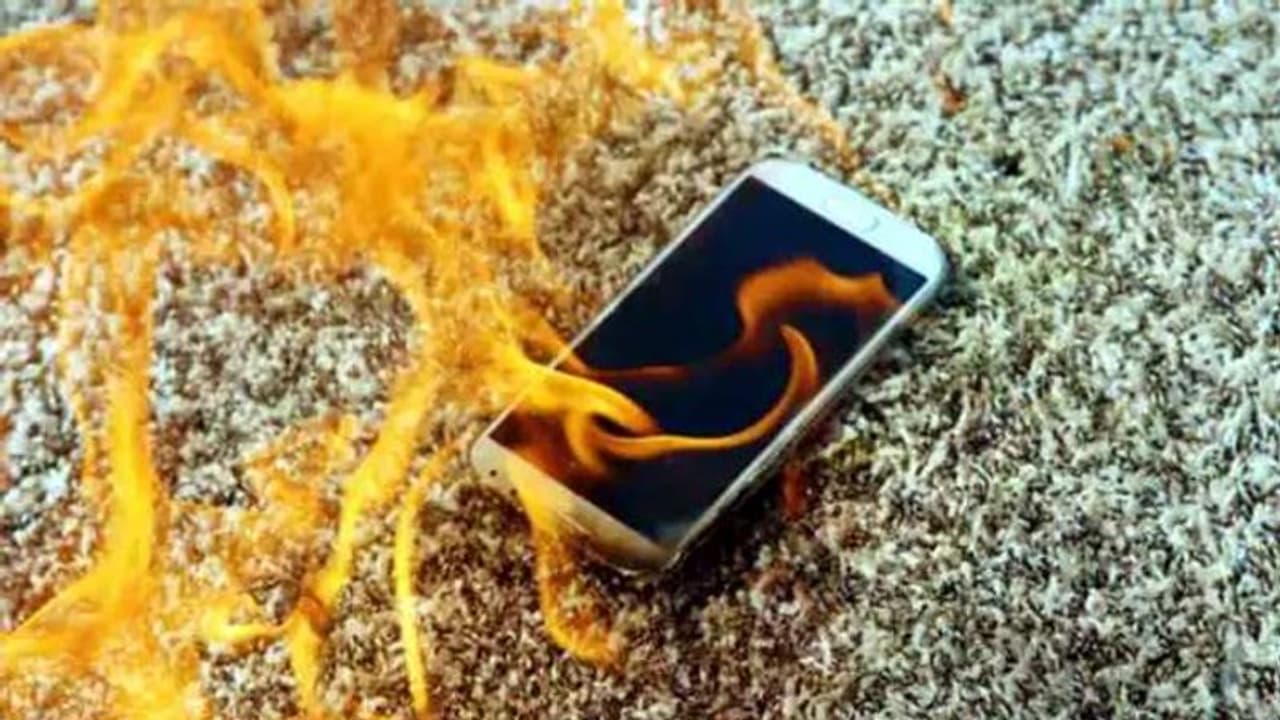 பெற்றோர்களே எச்சரிக்கை.. மொபைல் பேட்டரி வெடித்ததில் 8 வயது சிறுமி படுகாயம்.. ஆபத்தான நிலையில் சிகிச்சை. பெற்றோர்களே எச்சரிக்கை.. மொபைல் பேட்டரி வெடித்ததில் 8 வயது சிறுமி படுகாயம்.. ஆபத்தான நிலையில் சிகிச்சை.