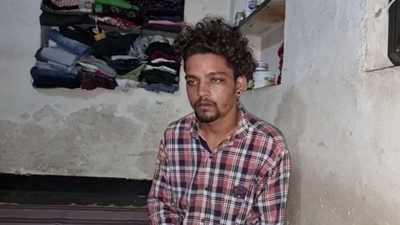 राजस्थान में खाकी फिर शर्मसार : युवक पर चलाए लात घूसे, थाने में उल्टा लटकाया, मामला सीएम तक पहुंचा राजस्थान में खाकी फिर शर्मसार : युवक पर चलाए लात घूसे, थाने में उल्टा लटकाया, मामला सीएम तक पहुंचा