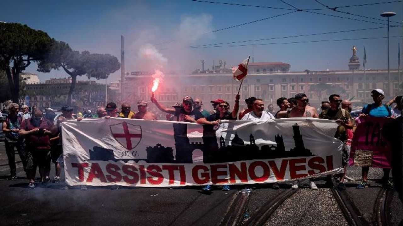 শ্রীলঙ্কার পথেই কি অর্থনৈতিক দুরাবস্থার দিকে এগোচ্ছে ইটালি, ভাইরাল ভিডিওতে বাড়ছে জল্পনা শ্রীলঙ্কার পথেই কি অর্থনৈতিক দুরাবস্থার দিকে এগোচ্ছে ইটালি, ভাইরাল ভিডিওতে বাড়ছে জল্পনা